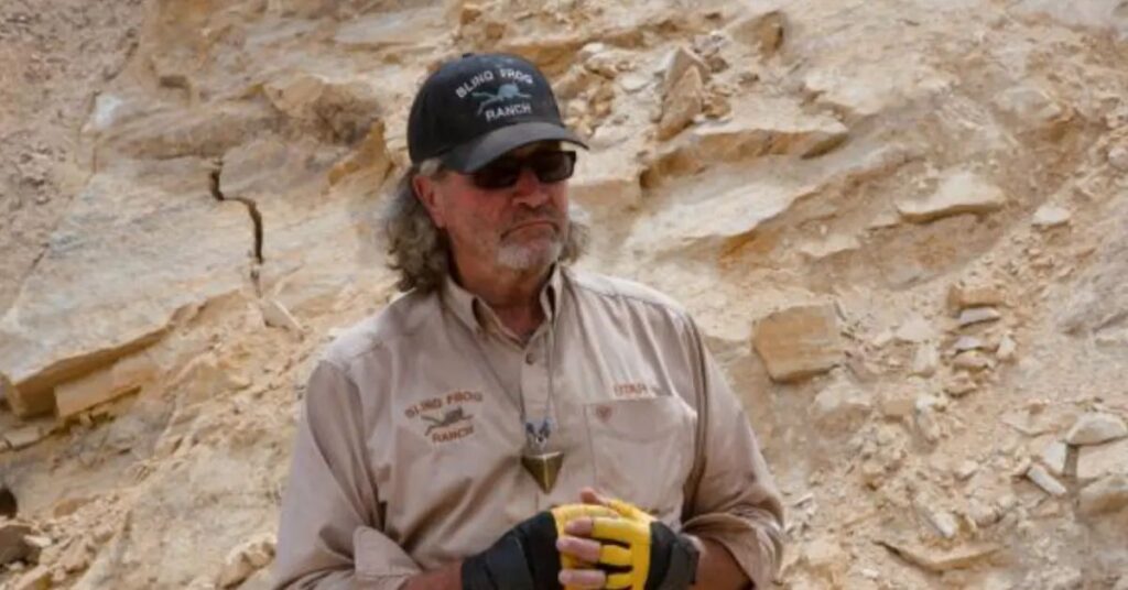 why-does-duane-hollinger-wear-gloves